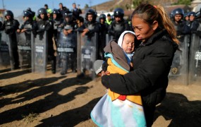 Bidnova vlada je staršem vrnila le okrog sto otrok, ki so bili migrantom odvzeti na meji