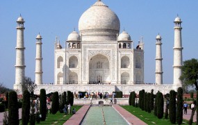 Policija s fračami odganja opice, ki napadajo turiste pri Tadž Mahalu