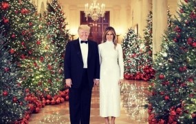 FOTO in VIDEO: Melania in Donald Trump voščita srečen božič Američanom