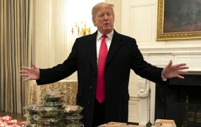 Hrusti so ignorirali Melaniine solate in se raje nažrli Trumpovih hamburgerjev