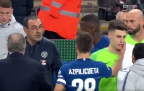 Nori prizori v Londonu: vratar Chelsea je zavrnil menjavo, trener Sarri skoraj zapustil stadion (VIDEO)