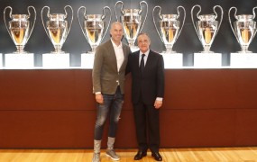 Deset mesecev po šokantnem slovesu se Zidane vrača reševat Real