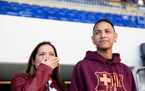 Fant, ki je tvegal življenje, da je sošolce rešil pred pobesnelim strelcem, je bil častni gost Barcelone