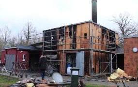 V požaru krematorija za 1,5 milijona evrov škode, a trupla so ostala nedotaknjena (VIDEO)