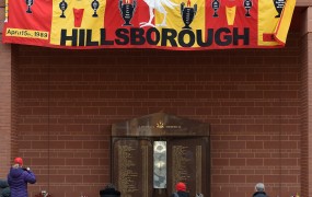 Mesto Liverpool obeležilo obletnico tragedije na Hillsboroughu
