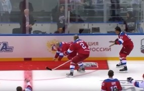 Blamaža pa taka: poglejte, kako grdo je pogrnil »hokejist« Putin (VIDEO)