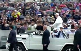 Papež Frančišek je migrantske otroke s papamobilom vozil po Trgu svetega Petra (VIDEO)