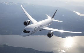 Blamaža družbe Air Canada: spečo žensko pozabili na letalu