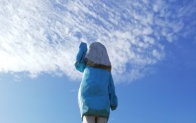 Smrketa, se v Sevnici norčujejo iz bizarne skulpture Melanie Trump