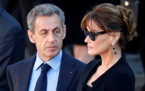 Francozi se režijo Sarkozyju: kako je lahko nenadoma višji od žene manekenke?