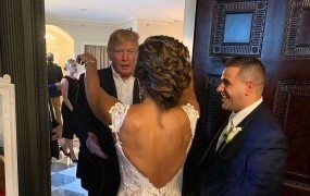 Kaj bo rekla Melania? Donald Trump je poljubil drugo žensko! (VIDEO)