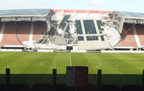 V nizozemskem Alkmaarju se je podrla streha nogometnega stadiona (FOTO)
