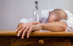 V Rusiji rušijo stereotip o pijanih Rusih in uživajo vse manj alkohola