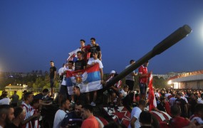Navijači Crvene zvezde provocirali s tankom pred stadionom, navijači Dinama so jim odgovorili s traktorjem