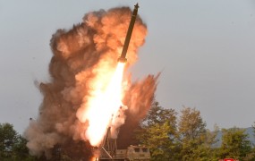 Severnokorejska raketa eksplodirala v zraku