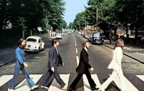 Klasika Beatlov Abbey Road po 50 letih spet na vrhu britanske lestvice