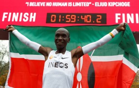 Izjemen dosežek Eliuda Kipchogeja: Kenijec je kot prvi maraton pretekel v manj kot dveh urah