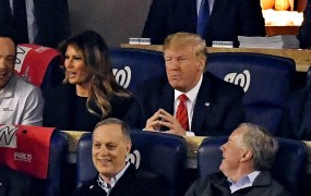 Nesrečna Melania je poslušala žvižge in vzklikanje "Zaprite ga!", ko je s Trumpom obiskala tekmo (VIDEO)