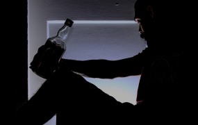 V Južni Afriki lahko po dveh mesecih prepovedi zaradi epidemije spet prodajajo alkohol