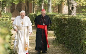 Dva papeža: Anthony Hopkins in Jonathan Pryce igrata Benedikta in Frančiška