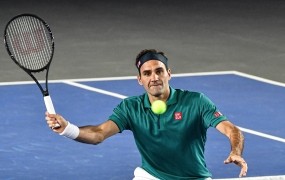 Tenis v času korone: Federer in Đoković bosta sama pobirala žogice