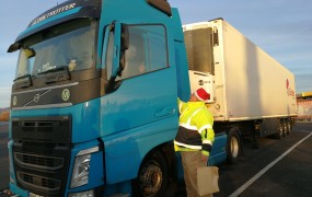 Božičkova karavana bo obdarovala tovornjakarje, ki bodo obtičali na počivališčih