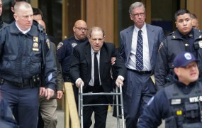 Weinstein spoznan za krivega, grozi mu do 25 let zapora