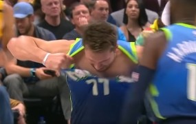 Luka kot neverjetni Hulk: Američane zabava Dončićevo besno trganje dresa (VIDEO)