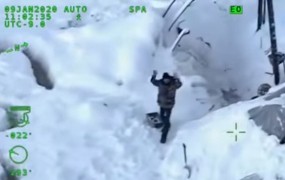 Neverjetno: možak je tri tedne preživel v mrazu zimske Aljaske, potem ko mu je pogorela koča (VIDEO)