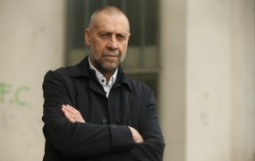 Golob špekulira, kdaj naj se loti reform - posluša te in one, videti je, da marsikdaj drugi odločajo namesto njega