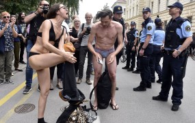 Kulturniški striptiz sredi Ljubljane: Vlada, poslušaj nas! (FOTO)