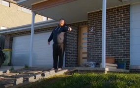 Marš z moje trate: jezni lastnik nagnal avstralskega premierja, ki je tacal po sveže posejani travi (VIDEO)