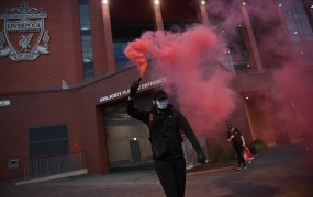 Liverpool okrcal lastne navijače zaradi neodgovornega proslavljanja