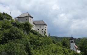 Grad nad Kolpo, ki je stoletja branil slovenske dežele