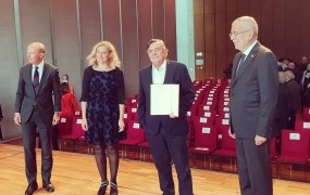 Dragu Jančarju je avstrijski predsednik van der Bellen podelil državno nagrado za evropsko književnost