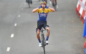 Fantastičen dan za slovensko kolesarstvo: Roglič dominiral že na prvi etapi v Španiji, Tratnik slavil v Furlaniji