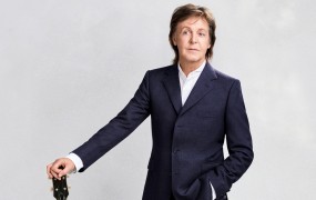 Malo je manjkalo, pa bi Paul McCartney končal pod kolesi avtomobila