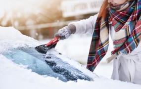 Jutro je bilo ledeno: vozniki so strgali led z avtov