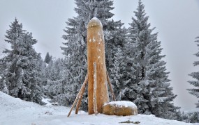 Na bavarski gori se je pojavil nov, še večji leseni penis