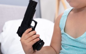 Tragično: komaj triletna deklica ustrelila sestro