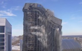 Tako je v seriji eksplozij padel slavni Trumpov hotel (VIDEO)