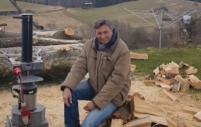 Pahor se po cepljenju z AstraZeneco počuti tako dobro, da kar drva seka (FOTO)