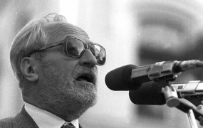 Pred 35 leti je Tone Pavček množici v Ljubljani prebral Majniško deklaracijo