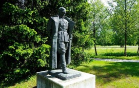 Nova atrakcija v Parku vojaške zgodovine v Pivki - socialistični "Jurski park"