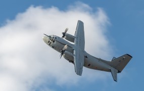 Šarec vztraja pri nakupu letala C-27 Spartan; je za Levico to še vedno "hlapčevanje Nato paktu"?