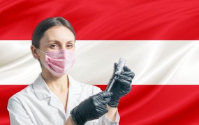 V avstrijskem parlamentu burna razprava o obveznem cepljenju proti covidu-19