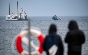Švedska po trčenju ladij s smrtnim izidom odredila pripor za britanskega mornarja