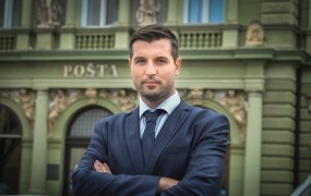 Revizija: direktor Pošte Slovenije Kokot nastavljen kljub pomanjkanju vodstvenih izkušenj - bil pa je član SDS