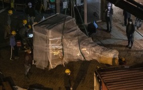 V Hongkongu odstranili kip, posvečen pokolu na Trgu nebeškega miru