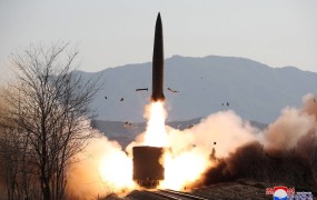 Severna Koreja strelja rakete z vlaka